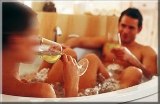 Mann und Frau mit Vorfreude in der Badewanne Das warme Badewasser entspannt und macht Lust auf mehr.